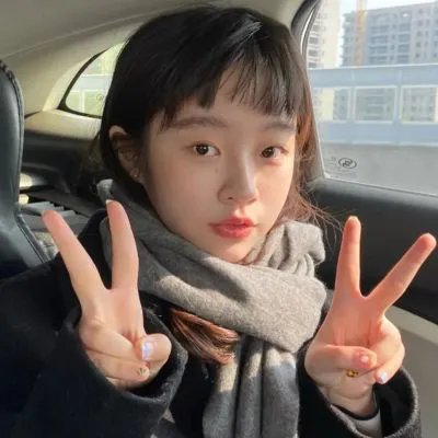 四个孩子走进银行